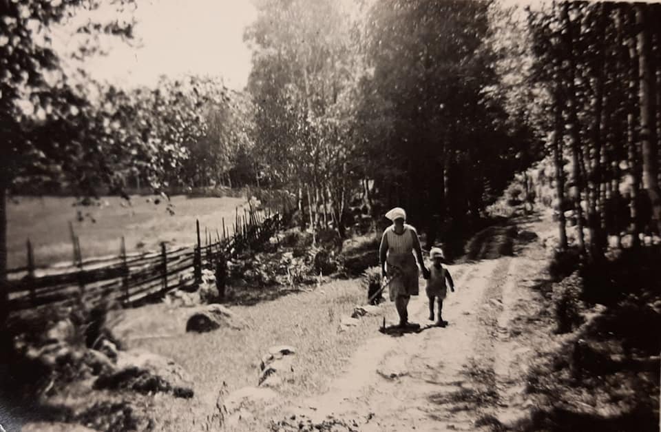 Hilma Sofia Karlsson (gift med Emil Johansson) och fostersonen Karl-Erik Pettersson vid Krutbruket.