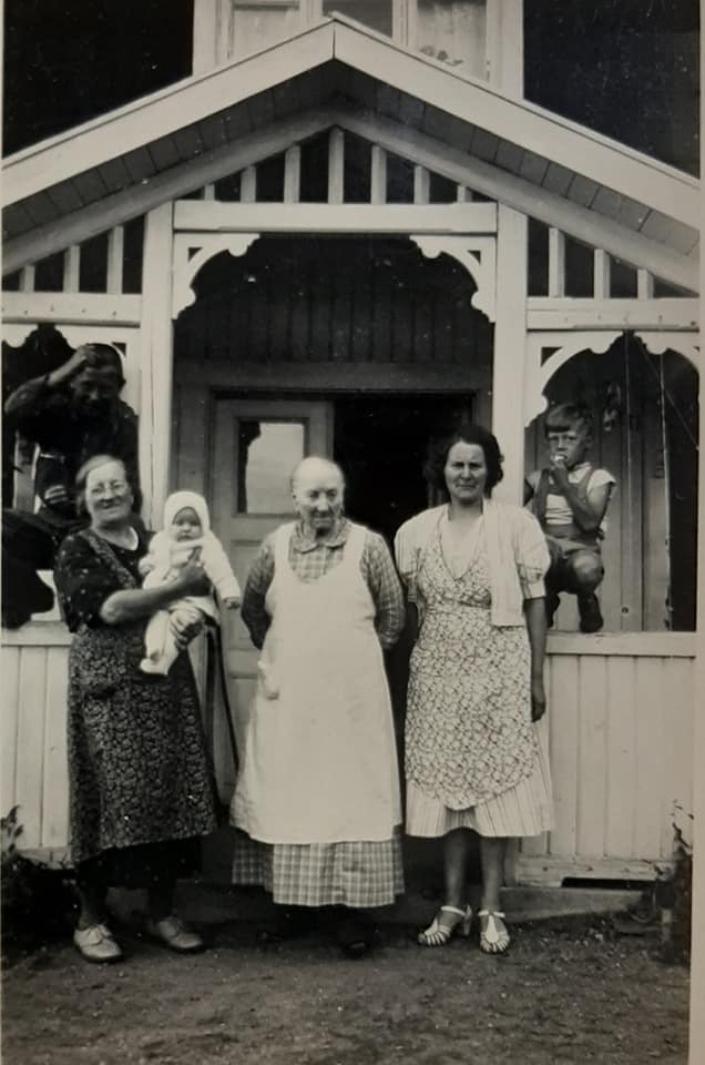 Iréne Blomstedt f.1942, mor Gunborg Johansson f.1907, mormor Hilma Sofia Karlsson f.1883 och gammelmormor från Sibborp. Sofia Karlsson. f. 1856. Till vä. Karl-Erik till höger fosterbarn Sture.